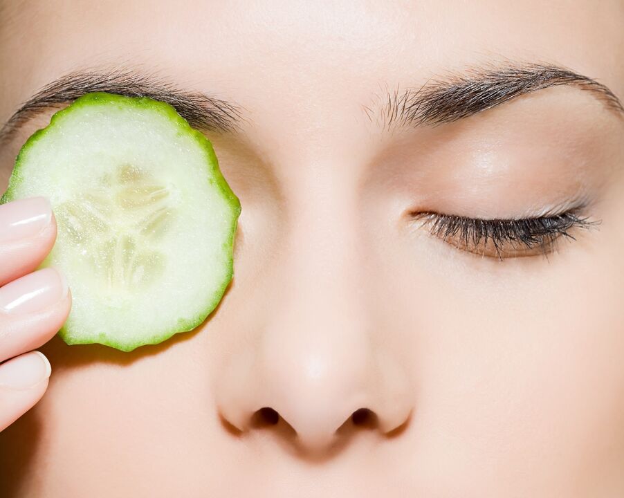 Cucumber for rejuvenating the skin around the eyes