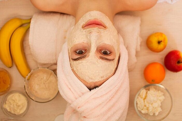 A banana mask moisturizes and enriches the skin with vitamins. 