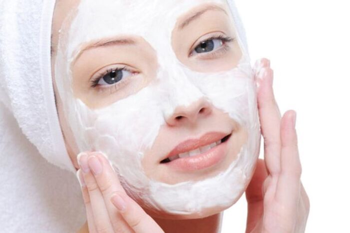 Apply a mask to rejuvenate facial skin at home