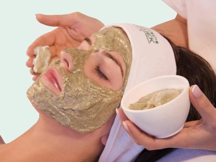 Wrinkle-smoothing herbal mask based on parsley